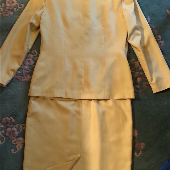 Two-piece 100% Pure Yellow Silk Suit - Picture 4 of 9